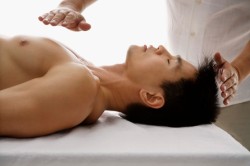 Reiki - Selbstheilung mit universaler Energie per Handauflegen