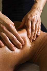 Schmerzbehandlung mit der Periostmassage oder Knochenhautmassage